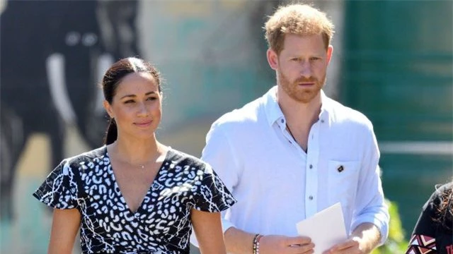 Đi nghỉ lễ ở nước ngoài, vợ chồng Meghan Markle muối mặt khi bị một đầu bếp từ chối phũ phàng vì lý do này - Ảnh 2.