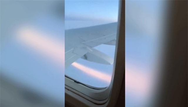 Video động cơ máy bay Boeing cháy “phừng phừng” trên không - 1