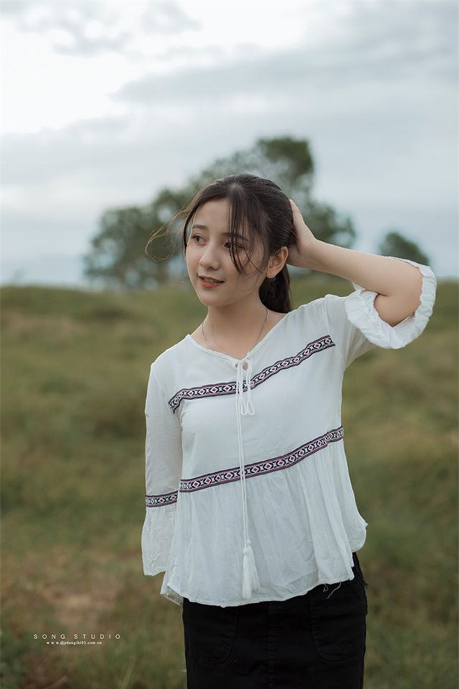 Được khen giống mỹ nhân Địch Lệ Nhiệt Ba, nữ sinh 18 tuổi khoe ảnh trước dậy thì gây bất ngờ 9