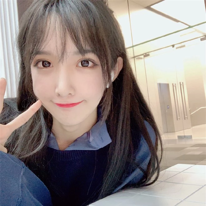 Hot girl tắt nhầm filter khi livestream để lộ nhan sắc thật: Xinh đẹp chưa bàn nhưng trông khác quá - Ảnh 1. Hot girl tắt nhầm filter khi livestream để lộ nhan sắc thật: Xinh đẹp chưa bàn nhưng trông khác quá - Ảnh 1.