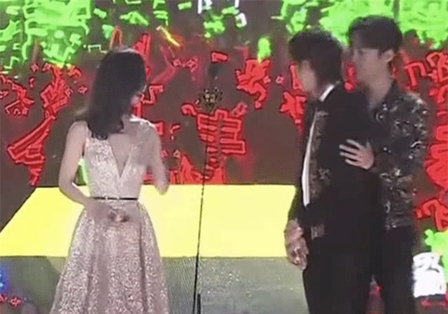 Khoảnh khắc Vương Nhất Bác dìu đỡ Triệu Lệ Dĩnh gây xôn xao, chỉ duy nhất mỹ nam biết đàn chị bị thương - Ảnh 8. Khoảnh khắc Vương Nhất Bác dìu đỡ Triệu Lệ Dĩnh gây xôn xao, chỉ duy nhất mỹ nam biết đàn chị bị thương - Ảnh 8.