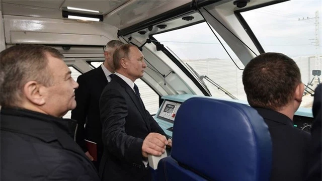 Ông Putin hé lộ bí mật về cây cầu nối Nga và Crimea - 1