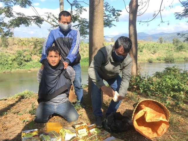 Bắt đối tượng người Lào gùi 10kg ma túy đá và 20.000 viên ma túy qua biên giới - 2
