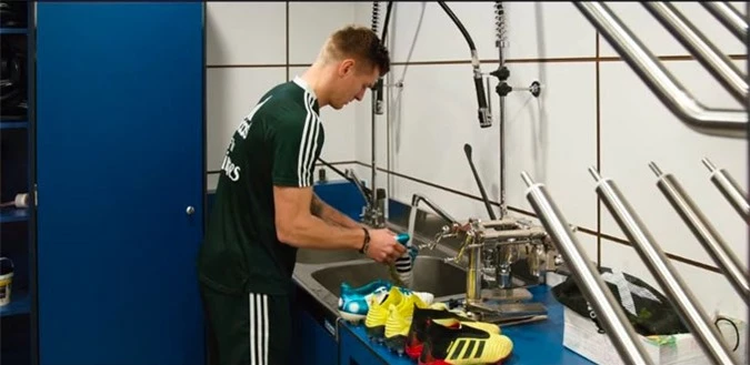 Kroos luôn tự vệ sinh những đôi giày của mình