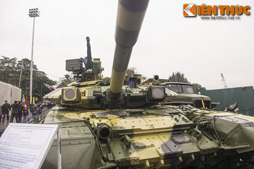 Vì sao xe tăng chủ lực T-90 Việt Nam lại gài một thanh gỗ lớn phía sau?