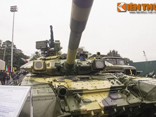 Vì sao xe tăng chủ lực T-90 Việt Nam lại gài một thanh gỗ lớn phía sau?