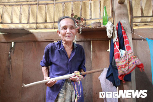 Thanh kiếm kỳ dị bị 'ma xó nhập' vào của người Lào ở Điện Biên