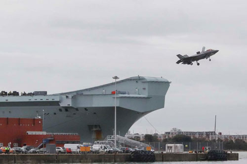 Chiêm ngưỡng tiêm kích F-35B lần đầu cất cánh từ tàu sân bay 4 tỷ USD của Anh