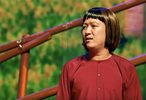 Trường Giang tái mặt khi được Phi Nhung ôm hôn trước hàng nghìn khán giả