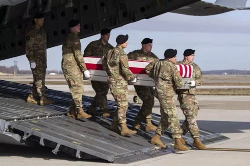 Quân đội Mỹ chuyển hài cốt một binh sỹ Lực lượng Đặc biệt Hoa Kỳ chết ở Afghanistan. (Ảnh: AP)