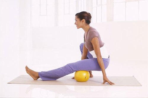 5 động tác với trái bóng giúp bạn sở hữu thân hình chữ S