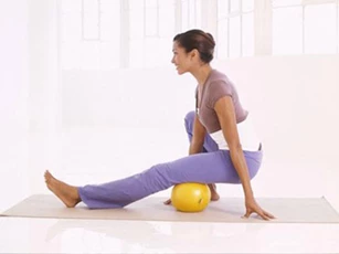 5 động tác với trái bóng giúp bạn sở hữu thân hình chữ S