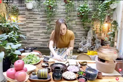Livestream vừa nấu ăn vừa hát, Mỹ Tâm gây bão luôn và còn được gọi là "bà Tâm Vlog"