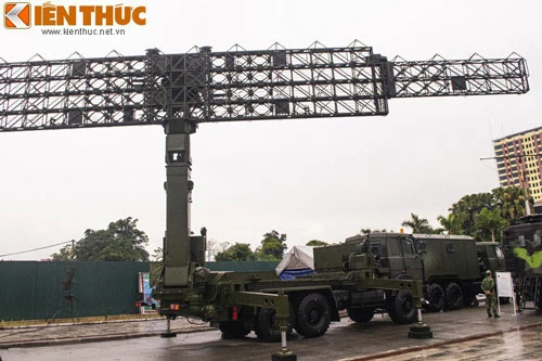 Dàn radar có khả năng phát hiện máy bay tàng hình của Việt Nam là loại RV-02. Đây là tổ hợp radar phòng không của Việt Nam tự lắp ráp dựa trên hệ thống Vostok-E của Belarus.