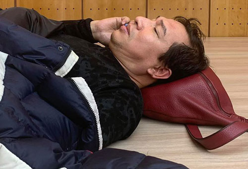 Quang Thắng ngả lưng trên nền nhà, Vân Dung hài hước với cuốn tóc sặc sỡ