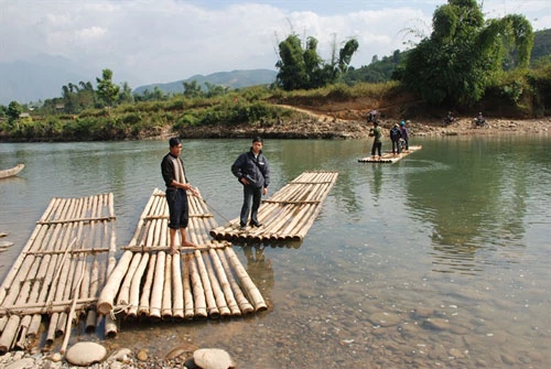 Dòng Nậm Mu trước bản Phiêng Hào.