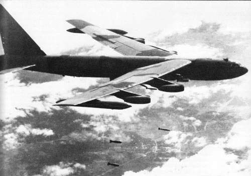 Trong chiến dịch 12 ngày đêm ném bom đánh phá miền Bắc, Mỹ đã mất tổng cộng 84 chiếc máy bay các loại, trong đó có tới 32 chiếc máy bay ném bom B-52, một tổn thất quá lớn và cực kỳ ngỡ ngàng với toàn bộ giới tướng lĩnh quân đội của Mỹ. Nguồn ảnh: Pinterest.
