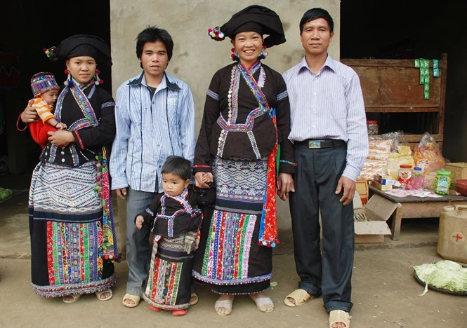 Lò Văn Đôi (phải) bắt Lò Thị Pỏm làm vợ, giờ đã có đàn con cháu.