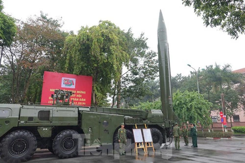 Đây có thể coi là lần đầu tiên tổ hợp tên lửa đạn đạo mạnh nhất trong tay Quân đội Nhân dân Việt Nam xuất hiện công khai giữa thủ đô. Tổ hợp tên lửa đạn đạo Scud của Việt Nam hiện tại đều thuộc sự quản lý của Lữ đoàn 490 - Binh chủng Pháo binh. Nguồn ảnh: Tienphong.