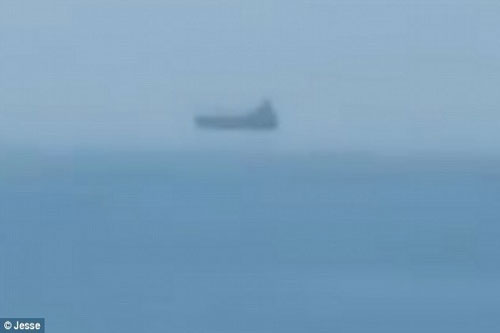 Xôn xao vật thể lạ hình con tàu lơ lửng trên biển