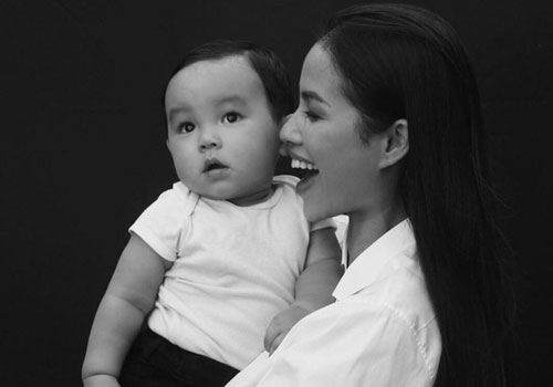 Phạm Hương hé lộ ảnh cận mặt của con trai 1 tuổi, càng nhìn càng thấy thừa hưởng nhiều nét đẹp từ mẹ