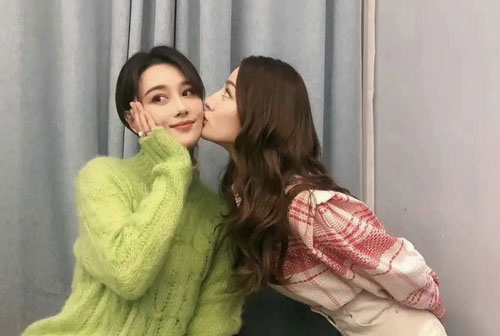 Địch Lệ Nhiệt Ba hôn má Trương Hinh Dư khiến fan bất chấp đẩy thuyền tình chị em thắm thiết