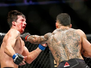 Cận cảnh cú đấm siêu mạnh khiến ‘Đại bàng đen UFC’ bị hạ knock-out