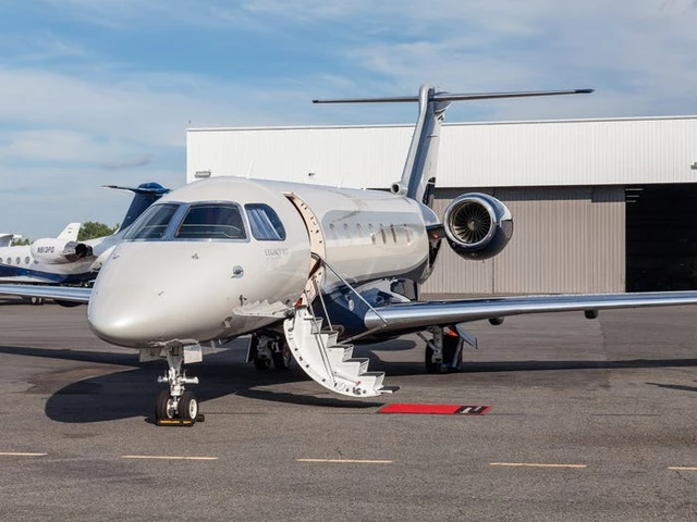 Legacy 500 của hãng chế tạo Embraer là một máy bay kích cỡ trung bình, được chế tạo để bay những quãng đường gần. Nó có giá 20 triệu USD với nội thất làm bằng da và gỗ cùng mặt sản làm bằng những loại đá đắt tiền.