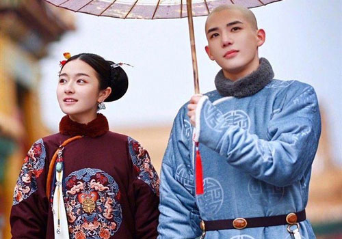 Cười ngất sao Hoa ngữ quá nặng khiến bạn diễn phải dùng thang để bế