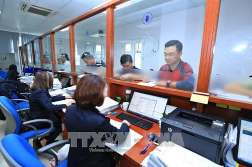 Mở tờ khai tập hàng nhập khẩu tại Chi cục hải quan cửa khẩu sân bay quốc tế Nội Bài. (Ảnh: TTXVN)