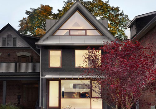 Mẫu nhà mái tam giác 2 tầng đẹp long lanh với chi phí thấp