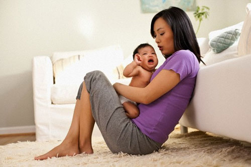 Thấy con gái ngày nào cũng ra "cái hố thần kì" chôn chôn lấp lấp thứ gì đó, tôi lén moi lên xem rồi chết lặng người trước những dòng chữ nghệch ngoạc của con