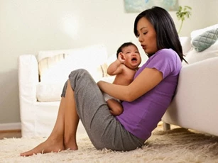 Thấy con gái ngày nào cũng ra "cái hố thần kì" chôn chôn lấp lấp thứ gì đó, tôi lén moi lên xem rồi chết lặng người trước những dòng chữ nghệch ngoạc của con