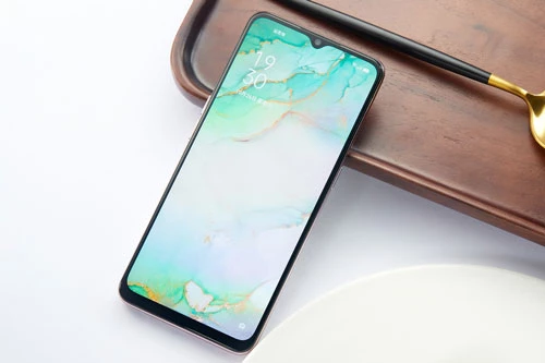 Reno3 được trang bị tấm nền màn hình AMOLED kích thước 6,4 inch, độ phân giải Full HD Plus (2.400x1.080 pixel). Màn hình này được chia theo tỷ lệ 20:9, thiết kế dạng giọt nước, chiếm 92,1% diện tích mặt trước. 