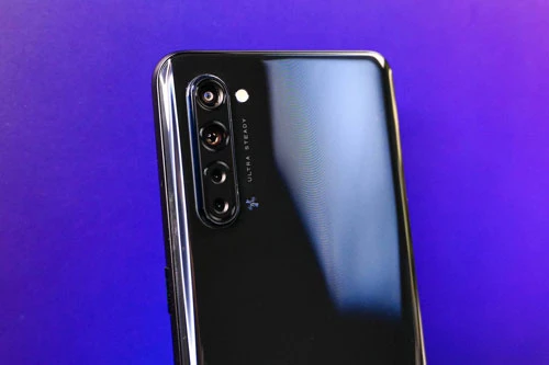 Oppo Reno3 có 4 camera sau. Cảm biến chính 64 MP, khẩu độ f/1.8 cho khả năng lấy nét theo pha. Ống kính thứ hai 8 MP, f/2.2 cho góc rộng 116 độ. Cảm biến macro và ống kính đơn sắc cùng có độ phân giải 2 MP, f/2.4. Bộ tứ náy được trang bị đèn flash LED, quay video 4K. 