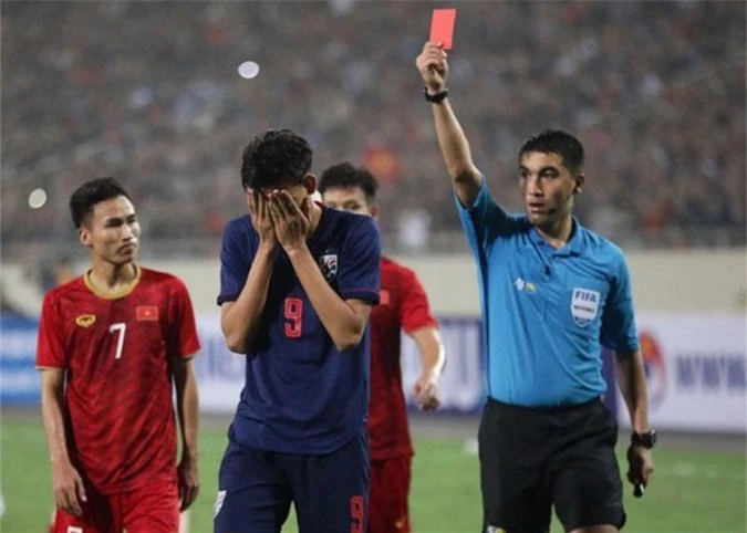 Supachai nhận thẻ đỏ vì đấm Đình Trọng ở vòng loại U23 châu Á 