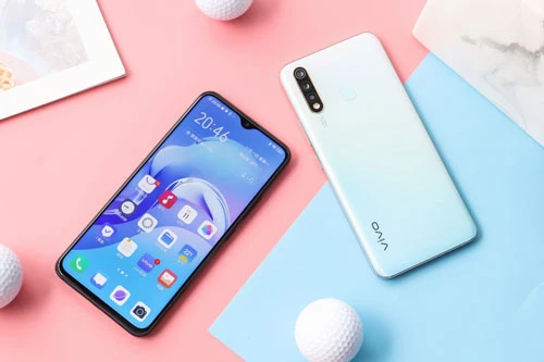 Vivo Z5i sử dụng vỏ ngoài được làm từ nhựa giả kính. Máy có số đo 162,2x76,5x8,9 mm, cân nặng 193 g. 