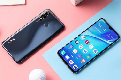 Sức mạnh phần cứng của Vivo Z5i đến từ chip Qualcomm Snapdragon 675 (11nm) lõi 8 với xung nhịp tối đa 2 GHz, GPU Adreno 612. RAM 8 GB/ROM 128 GB, có khay cắm thẻ microSD với dung lượng tối đa 256 GB. Hệ điều hành Android 9.0 Pie, được tùy biến trên giao diện Funtouch OS 9.0.