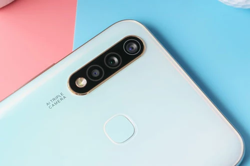 Vivo Z5i sở hữu 3 camera sau. Cảm biến chính 16 MP, khẩu độ f/1.8 cho khả năng lấy nét theo pha. Cảm biến thứ hai 8 MP, f/2.2 với ống kính góc rộng 120 độ. Ống kính macro 2 MP, f/2.4. Bộ ba này được trang bị đèn flash LED, quay video Full HD. 