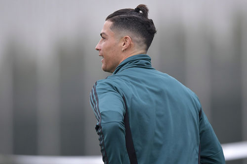 Ronaldo trình làng kiểu tóc 'củ tỏi' như Samurai