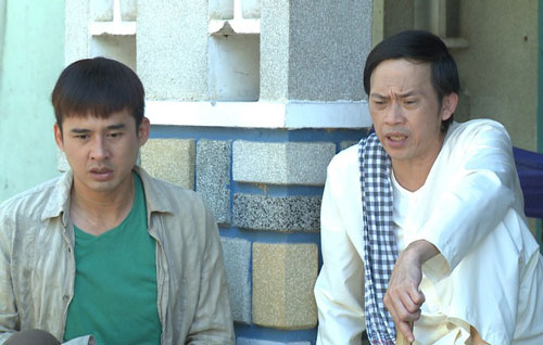 Ho&#xE0;i Linh ch&#xED;nh th&#x1EE9;c t&#xE1;i xu&#x1EA5;t sau th&#x1EDD;i gian &#x1EDF; &#x1EA9;n, c&#xF2;n &#x27;c&#x1B0;&#x1EDB;i&#x27; Phi Nhung l&#xE0;m v&#x1EE3;