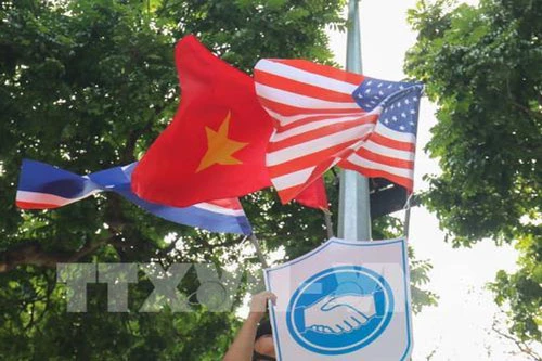 Quốc kỳ Việt Nam, Mỹ và Triều Tiên trên khắp các tuyến phố Hà Nội. (Ảnh: TTXVN)