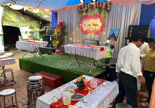Mời bố uống rượu không được, chú rể ném bay ly, phá tan cả một sân khấu làm lễ khiến cô dâu cùng nhiều người hoảng hốt