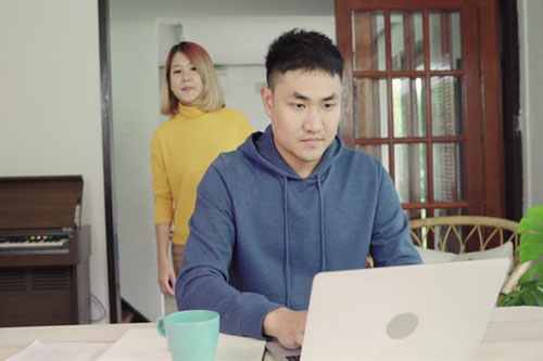 Tháng nào sếp cũng đi công tác với một nhân viên nữ, đến lượt tôi được gọi tên thì sợ run người nhưng vẫn phải ngoan ngoãn mang hành lý lên đường đi cùng