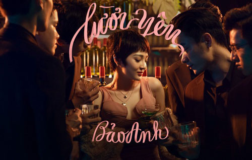 Được bao quanh bởi các chàng trai nhưng nụ hôn "chị chị em em" của Bảo Anh mới là điều khiến khán giả tò mò