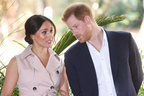 Vợ chồng Meghan Markle bị chỉ trích vì chuyến nghỉ dưỡng 6 tuần của họ.