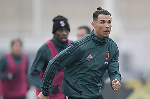 Mái tóc lạ mắt của Ronaldo