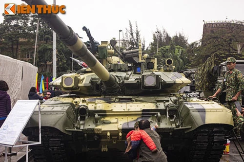 Xe tăng T-90 của Việt Nam có cơ số đạn dự trữ tổng cộng là 43 viên, trong đó hệ thống nạp đạn tự động của xe bao gồm 22 viên sẵn sàng chiến đấu.