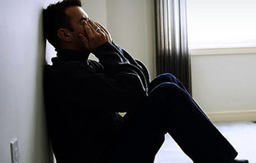 Phát hiện vợ mất tích vào lúc nửa đêm, cả nhà tôi nháo nhào đi tìm để rồi chết sững khi thấy cô ấy bế con đứng trên thành cầu