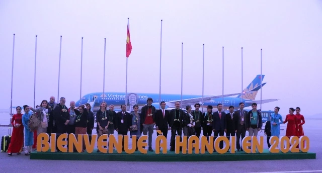 Lãnh đạo Sở Du lịch Hà Nội chụp ảnh chung với đoàn khách du lịch quốc tế đầu tiên đến Hà Nội năm 2020. Lãnh đạo Sở Du lịch Hà Nội chụp ảnh chung với đoàn khách du lịch quốc tế đầu tiên đến Hà Nội năm 2020.